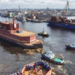 Akademik Lomonosov dorazil do Murmansku po palivo Začiatok vlečenia plávajúcej jadrovej elektrárne Akademik Lomonosov (28. apríl 2018). Zdroj: Rosatom