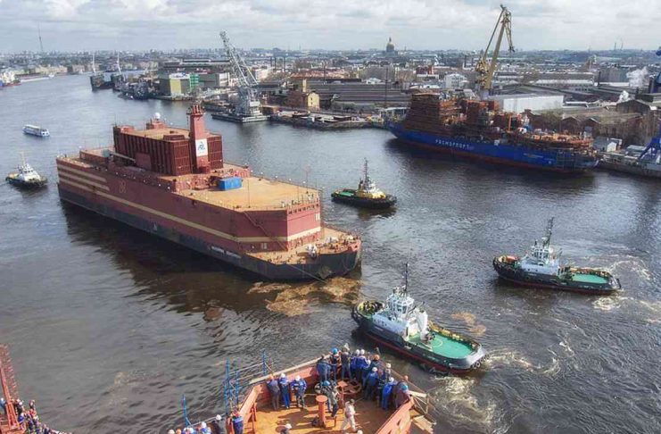 Ruský Akademik Lomonosov v suchom doku na údržbu trupu Začiatok vlečenia plávajúcej jadrovej elektrárne Akademik Lomonosov (28. apríl 2018). Zdroj: Rosatom