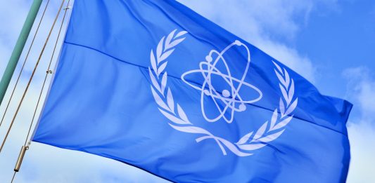 Vlajka Medzinárodnej agentúry pre atómovú energiu. Zdroj: IAEA