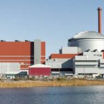 Fínska atómka Olkiluoto-3 už do siete dodáva elektrinu