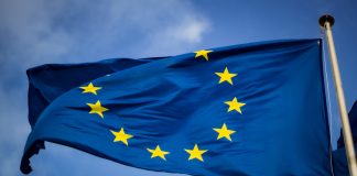 Európska únia: Ústupky pre jadro na poslednú chvíľu Európska únia vlajka