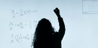 Týchto sedem ľudí zmenilo v roku 2021 svetový jadrový priemysel Vedec píšuci na tabuľu