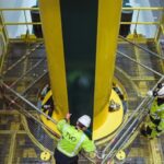 Spoločnosť Posiva dokončila prvú fázu skúšobnej prevádzky v hlbinnom geologickom úložisku Onkalo Prepravný sud sa spustí na prepravný vozík so sudmi.