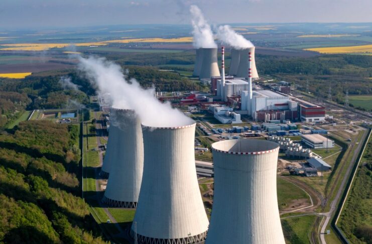 Štvrtý blok Mochoviec už do siete dodáva prvú elektrinu Chladiace veže Mochovce